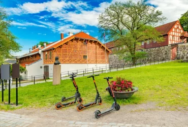 electric-scooters-by-akershus-castle-oslo-768x486.jpg