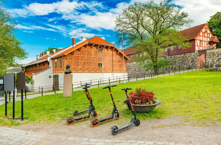 electric-scooters-by-akershus-castle-oslo-768x486.jpg