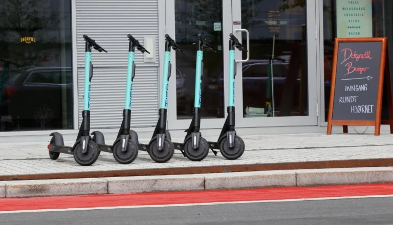 electric-scooters-oslo-sidewalks-768x441.jpg